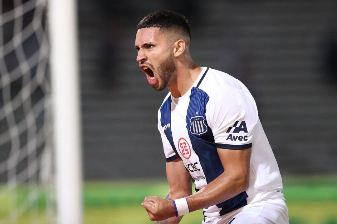 Bustos, celebrant un gol amb el seu ja exequip.