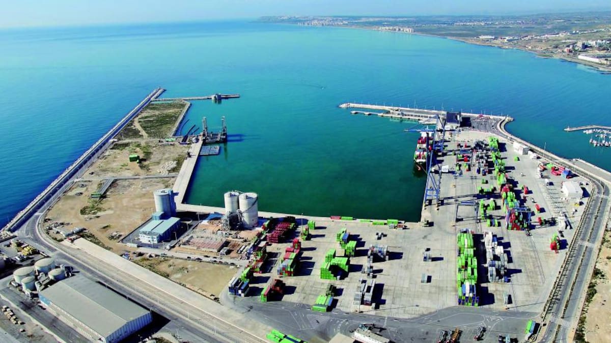 El Ayuntamiento decidirá "a finales de junio" si recurre la sentencia que autoriza los depósitos de combustible en el Puerto