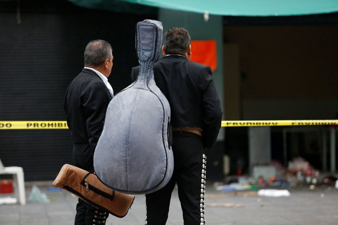 Varios hombres vestidos de mariachi matan a 5 personas a disparos en México