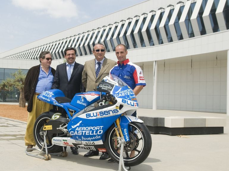 El piloto Álex Debón junto al ex presidente provincial Carlos Fabra y el ex vicepresidente de la Diputación de Castellón Francisco Martínez.