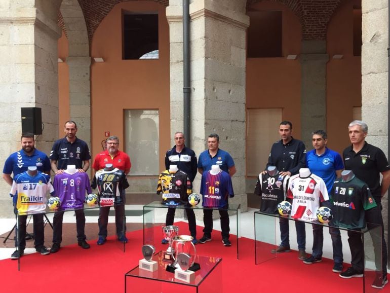 Los entrenadores de los equipos participantes posan con el trofeo 