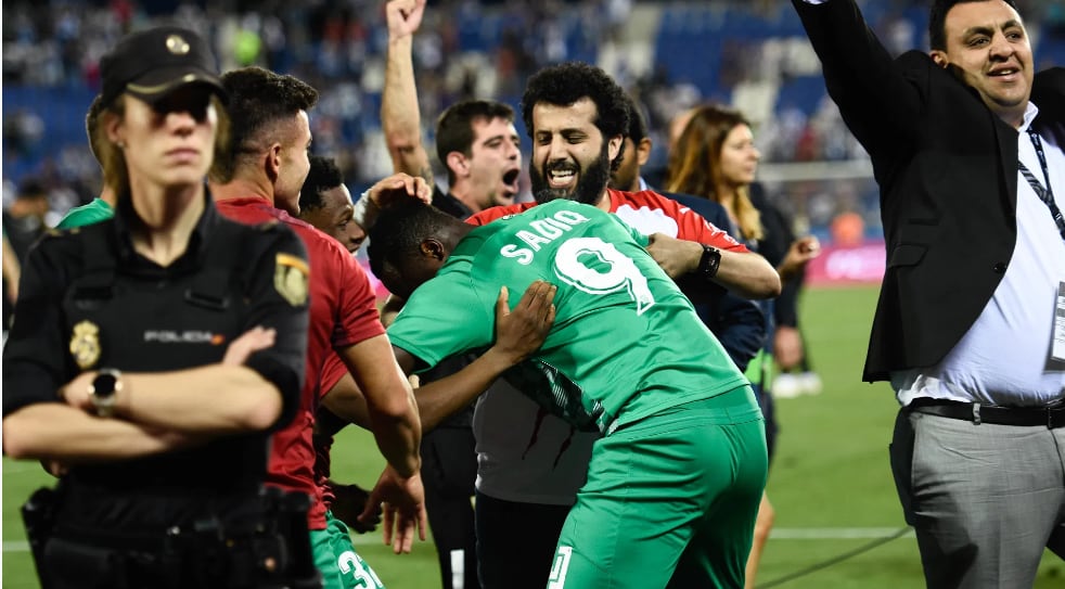 Umar Sadiq celebrando el ascenso a Primera con Turki Al-Sheikh.