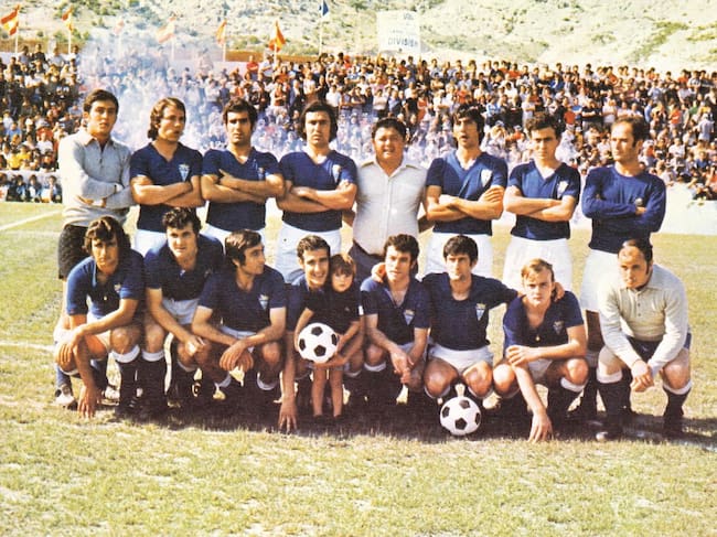 El Villena CF, con Patiño, en la década de los 90
