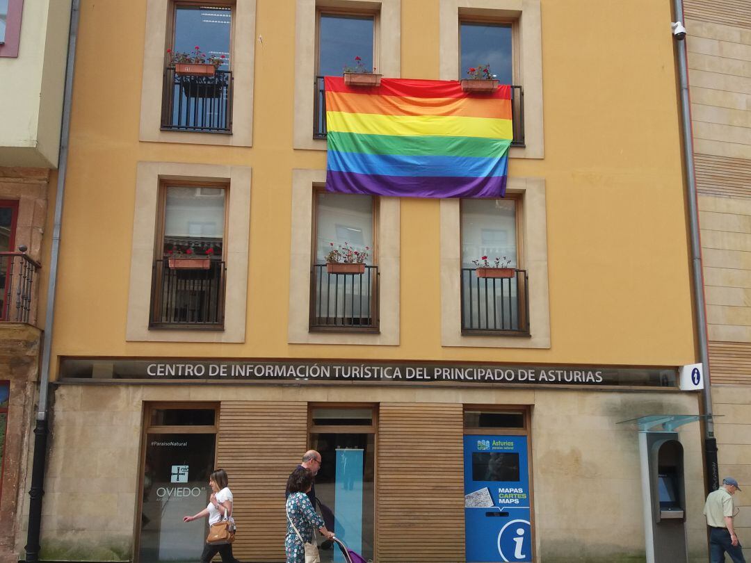 La bandera de Oviedo se ha colgado en el edificio de turismo sin ningún acto oficial y sin presencia de representación del equipo de gobierno.