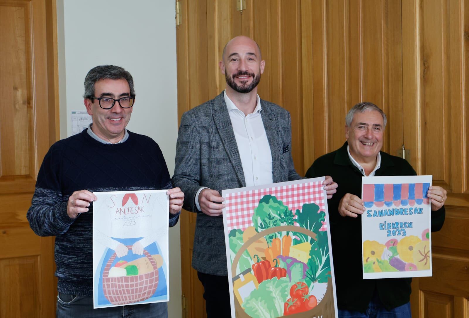 La programación de las fiestas ha sido presentada por el alcalde Jon Iraola, flanqueado por José Luis González &#039;Poxpolo&#039; y Patxi Lejardi