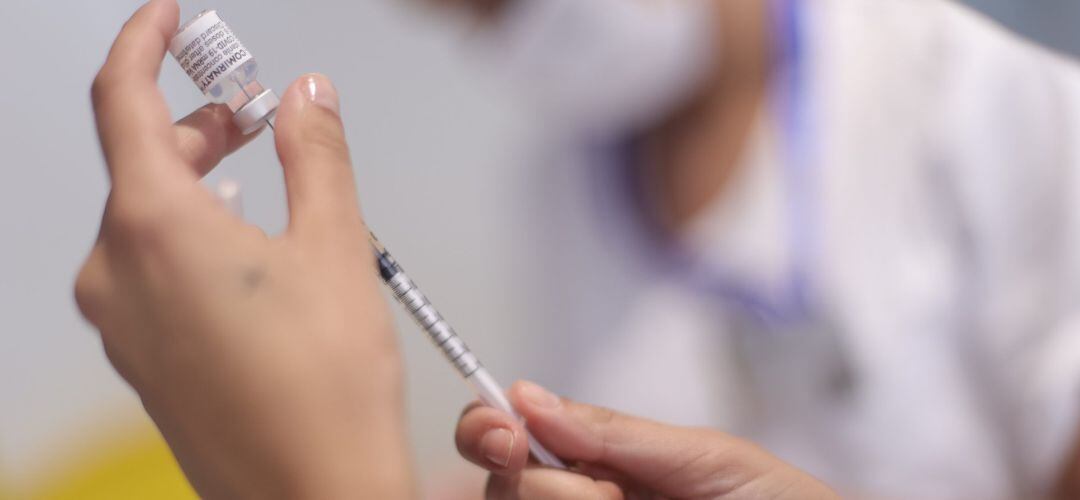 Una sanitaria española manipula un vial de la vacuna AstraZeneca contra la COVID-19