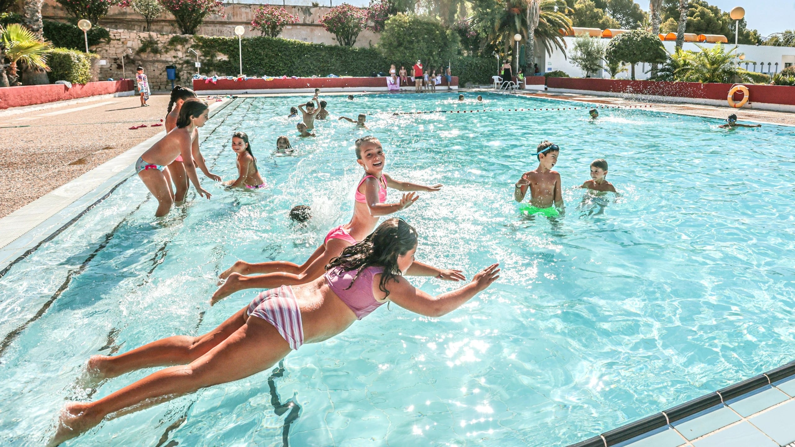 Niños de la modalidad recreativa disfrutando de la piscina