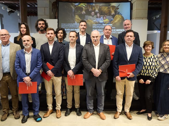 El consejero Aierdi junto a representantes de grandes superficies, pequeño comercio y sector hostelero que participan en la campaña.