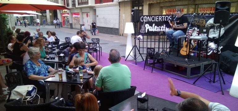 El Coleccionista en uno de los conciertos en Y un Cuerno 2.0