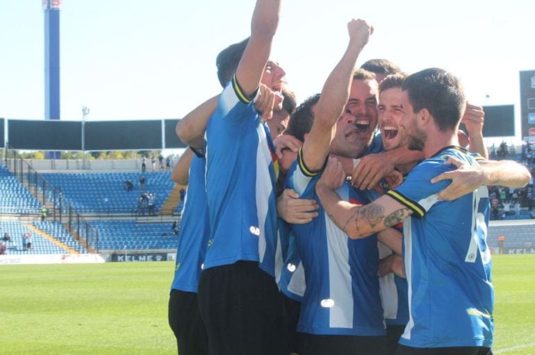 Los jugadores del Hércules CF celebran un gol, en el Rico Pérez