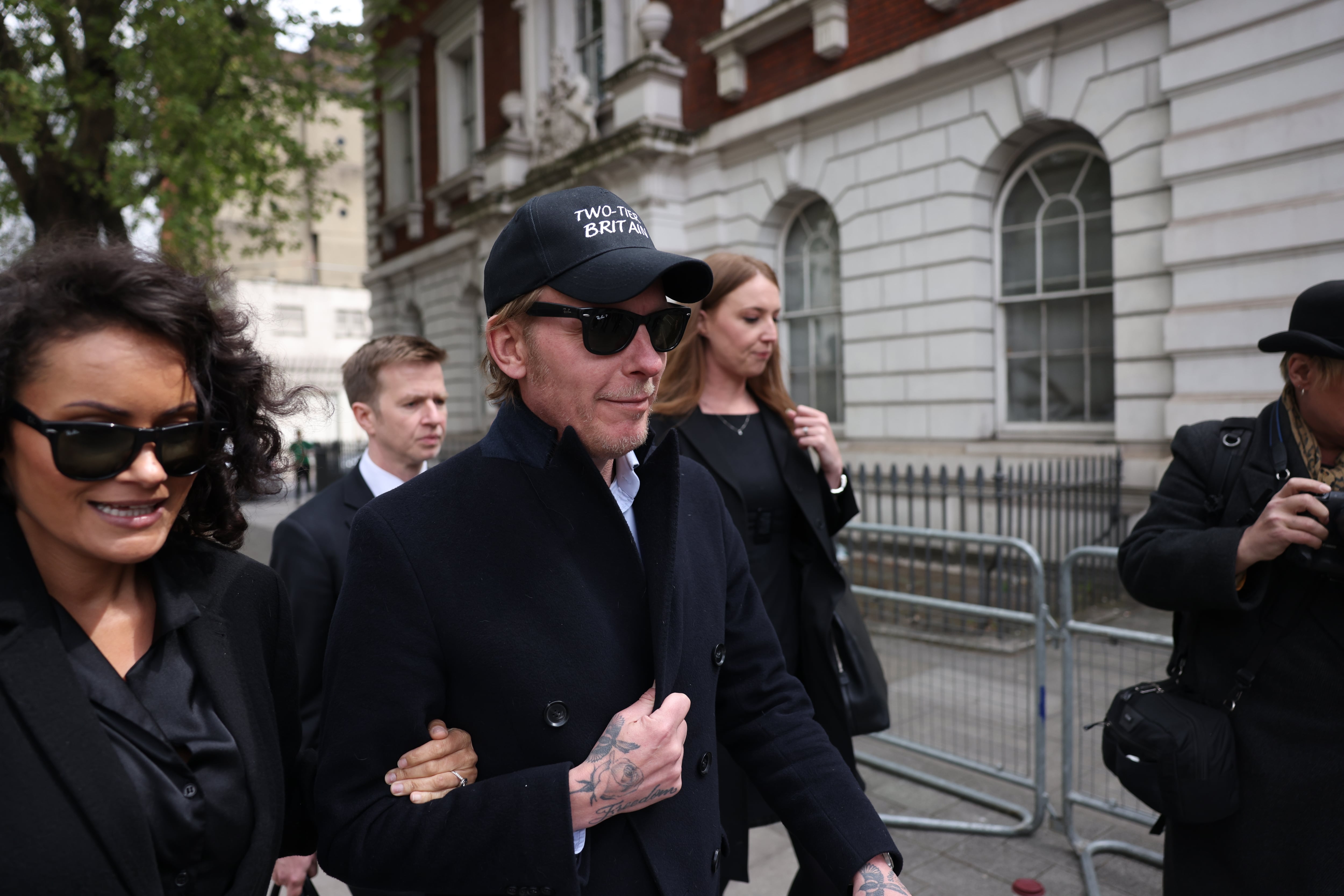 London (United Kingdom), 25/04/2025.- Former GB News presenter and actor Laurence Fox (C) with his partner Elizabeth Barker (L) arrive at Westminster Magistrates' Court in London, Britain, 25 April 2025. Fox is charged under the Sexual Offences Act 2003 after allegedly sharing a 'compromising photo' of a woman on social media. (Reino Unido, Londres) EFE/EPA/NEIL HALL