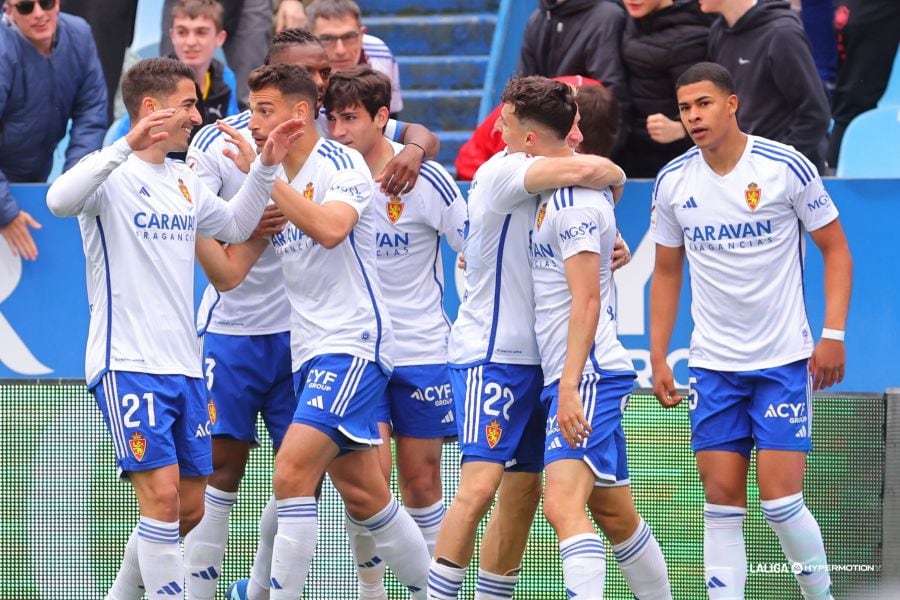 Los jugadores del Real Zaragoza celebran el gol de Francés