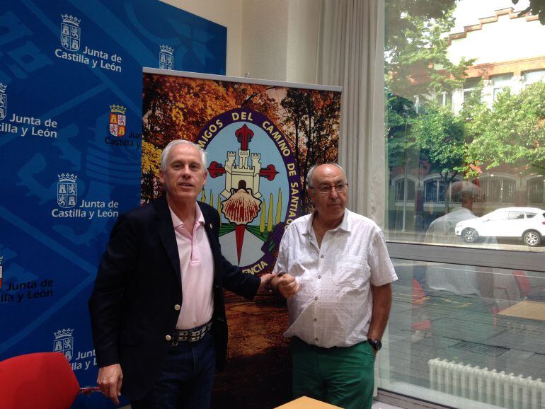 Luis Domingo González, Delegado de la Junta en Palencia y Ángel Luis Barreda, pressidente de la Asociación de Amigos del camino de Santiago