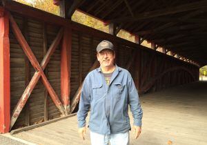 Tom Hall en el puente cerrado de Barrackville