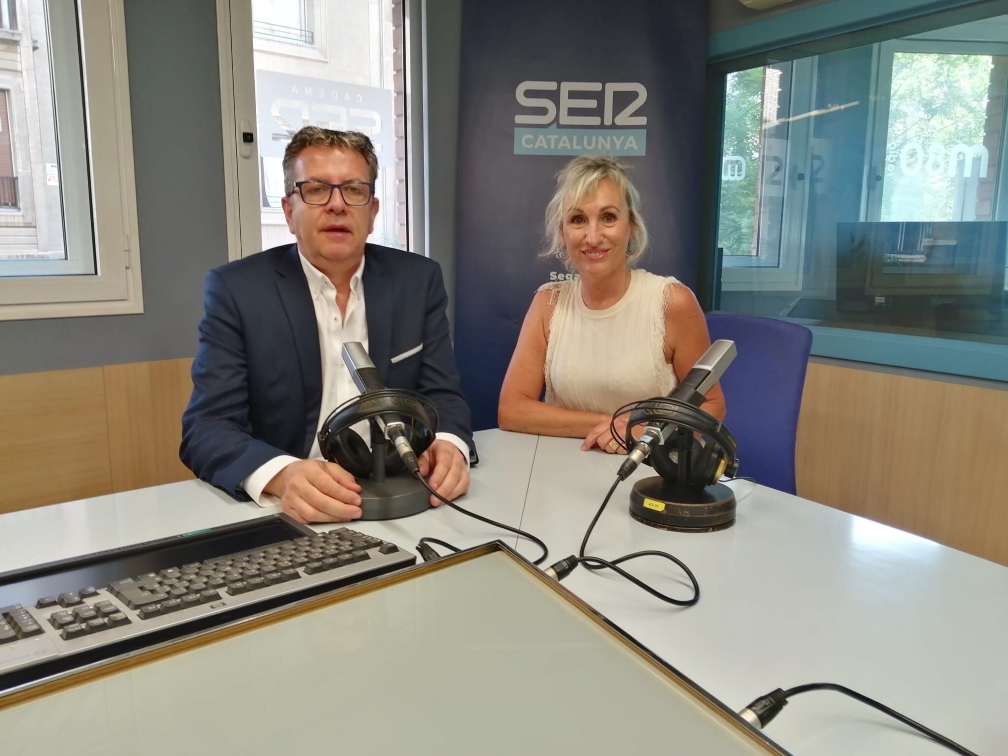 President de la Diputació de Lleida, Joan Talarn, i, directora en funcions de Ràdio Lleida i directora de Ser Penedès-Garraf, Núria Camps