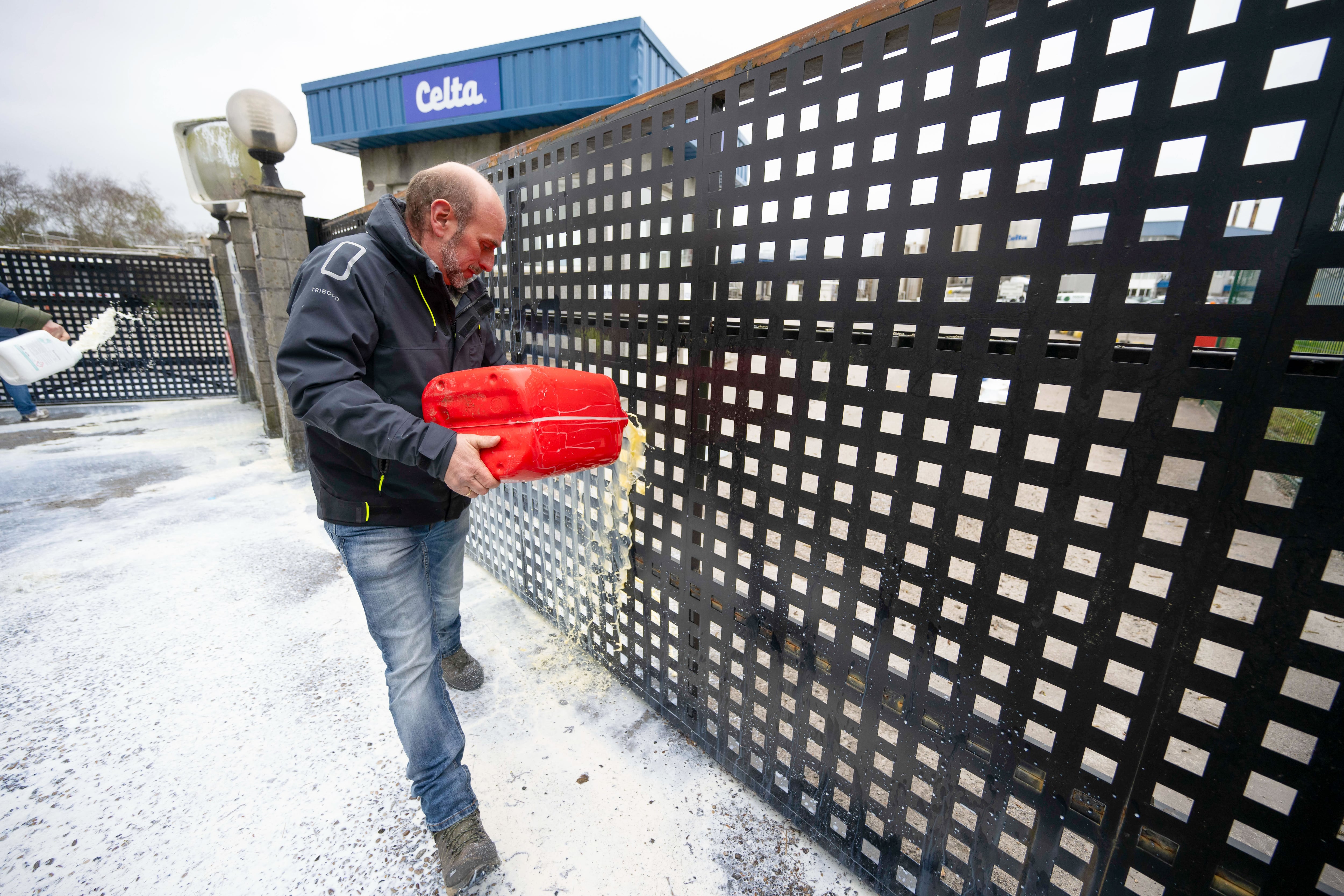 MERUELO (CANTABRIA), 30/03/2026.- Varios ganaderos tiran leche durante la concentración convocada por las organizaciones agrarias de Cantabria y cooperativas ganaderas para protestar por el precio de la leche, este lunes frente a la fábrica de Celta en la localidad cántabra de Meruelo. La industria ha anunciado que pretende aplicar bajadas en los precios que paga por la leche, que puede poner en riesgo, según los ganaderos, a cientos de explotaciones familiares. EFE/Pedro Puente Hoyos