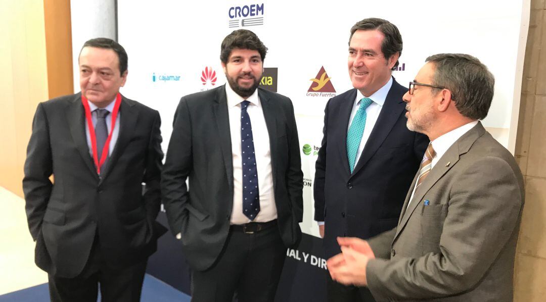 De izquierda a derecha, José María Alabarracín, presidente de CROEM; Fernando López Miras, presidente de la comunidad autónoma; Antonio Garamendi, presidente de CEOE y Francisco Jiménez, delegado del Gobierno