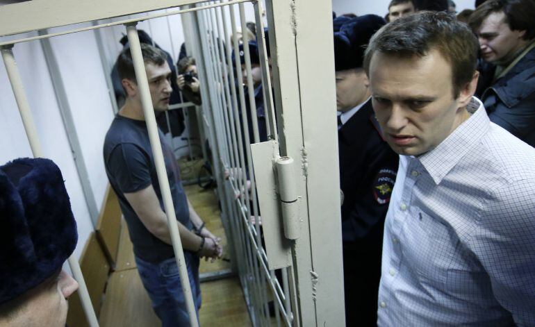 El líder de la oposición de Rusia Alexei Navalny y su hermano y (co-acusado) Oleg durante la audiencia este martes en la corte en Moscú