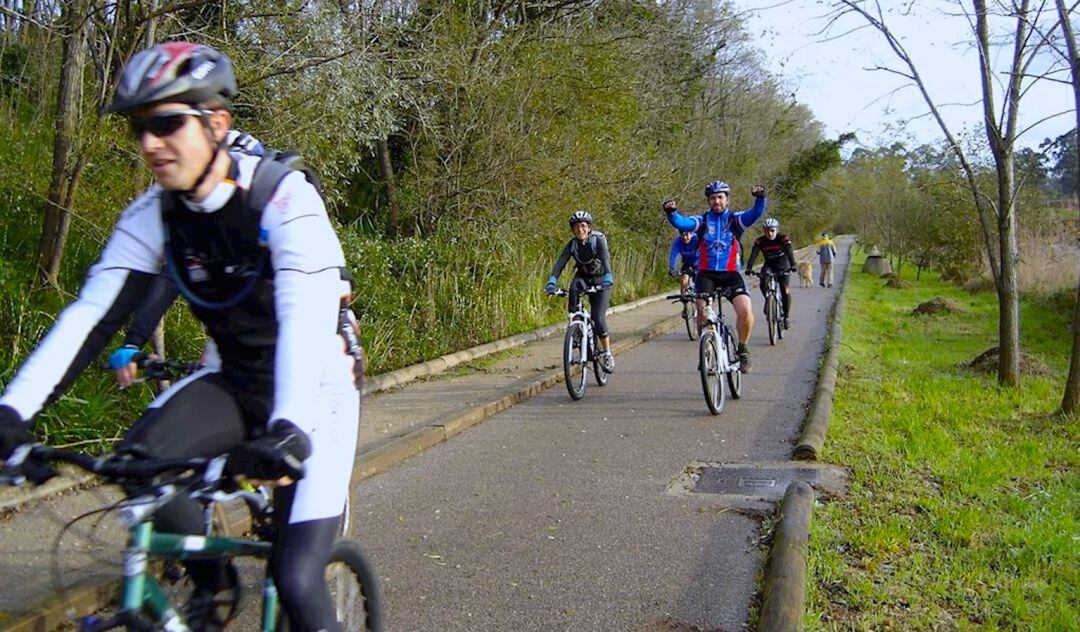 Ciclistas en un entorno natural