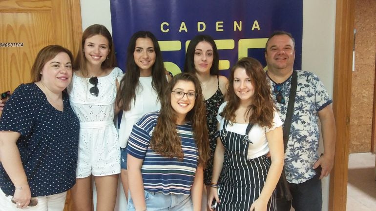 La Corte de Honor de Motilla del Palancar y los concejales José Antonio García y Yolanda Madrigal. 