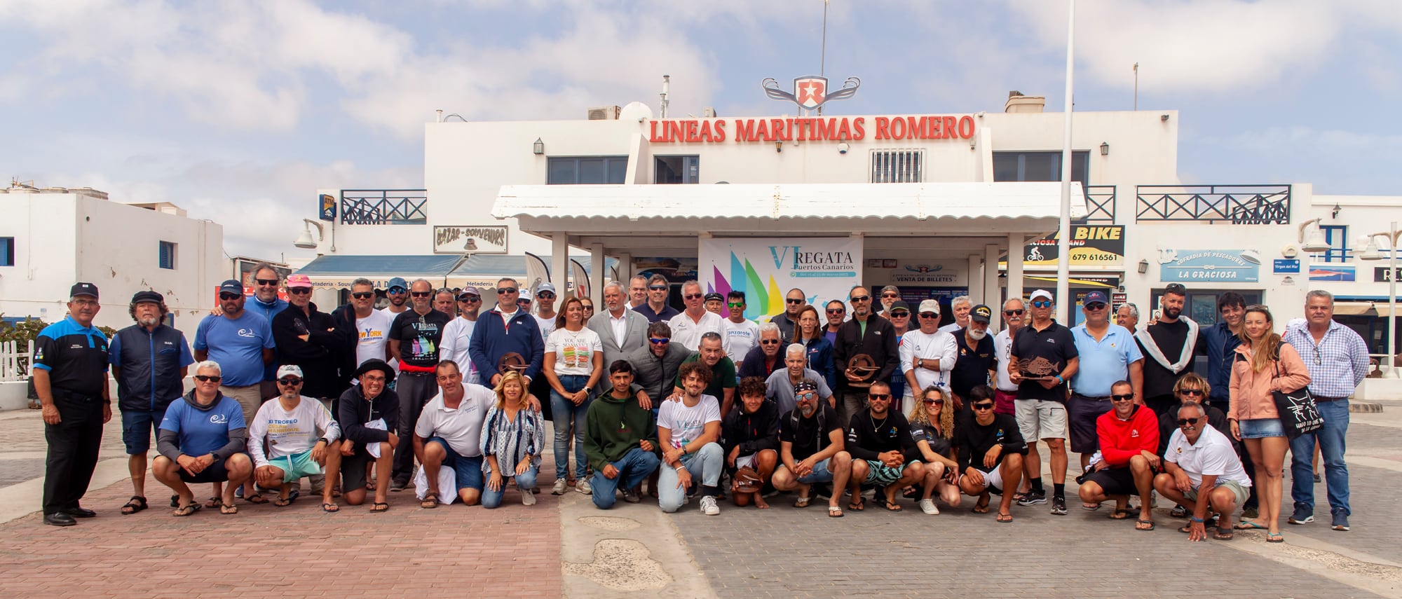 Las tripulaciones premiadas, en el puerto de Caleta de Sebo, en La Graciosa.