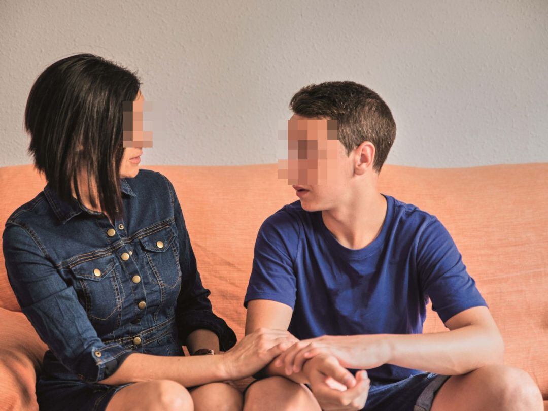 Una madre y su hijo, en una terapia del proyecto Convivienda, de la Fundación Amigó.