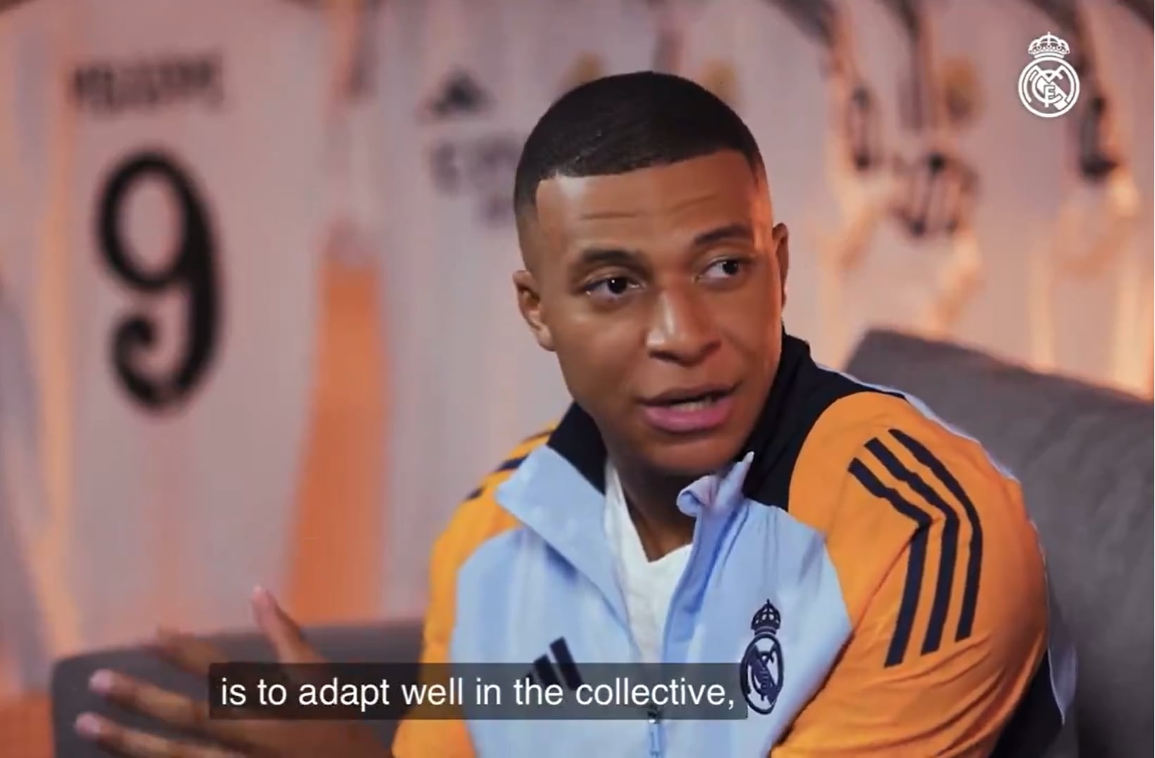 Kylian Mbappé con los medios del club