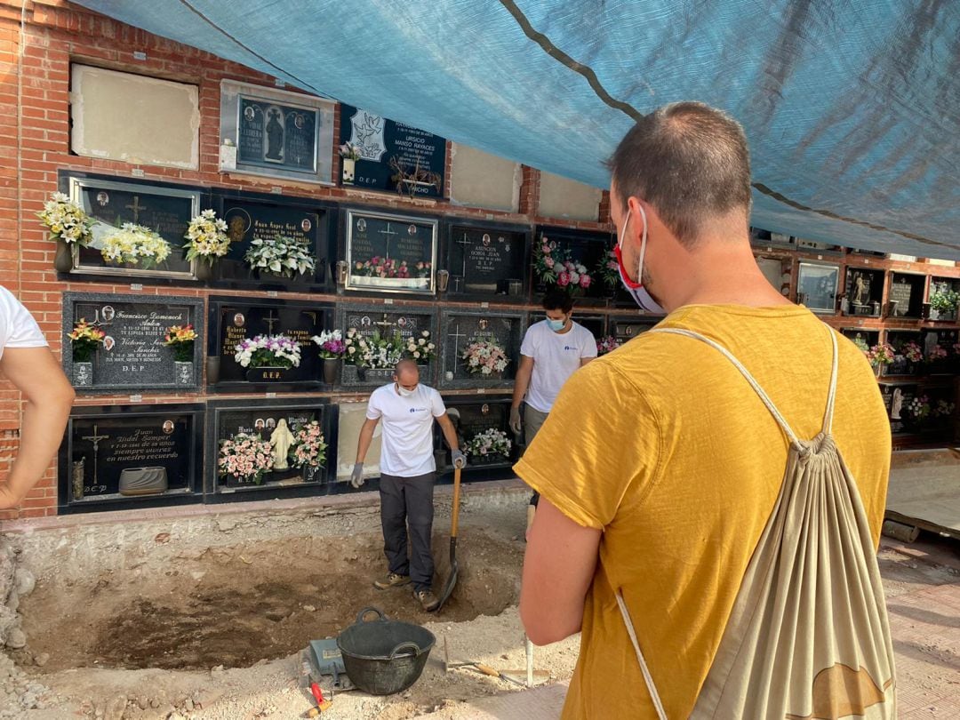 Inicio de los trabajos de exhumación de una fosa de represaliados del franquismo en el cementerio de Monóvar 