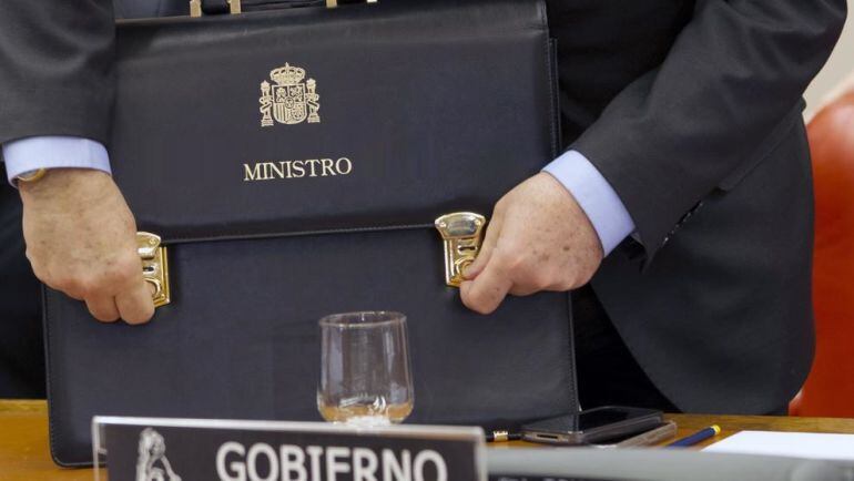 Un ministro cierra su cartera en el Congreso de los diputados.