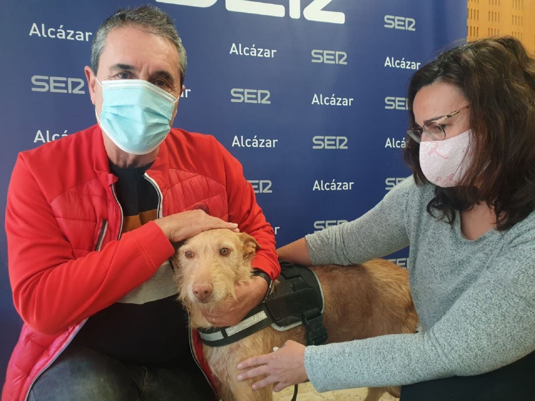 Voluntarios de Animálcazar y Doby 