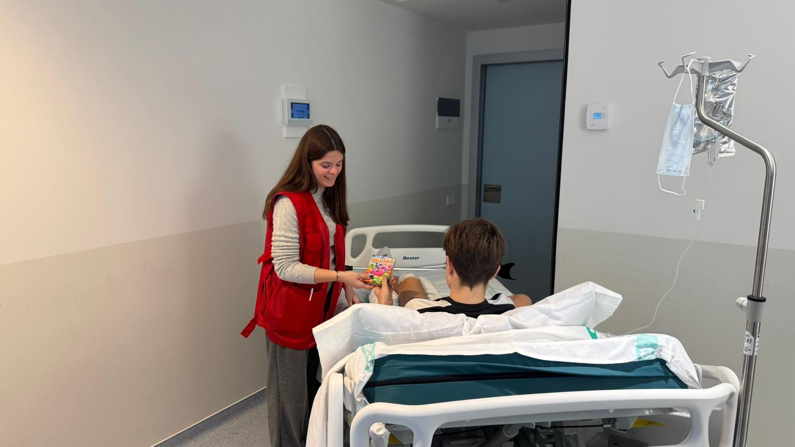 Cruz Roja Juventud humaniza la hospitalización infantil en Cuenca.
