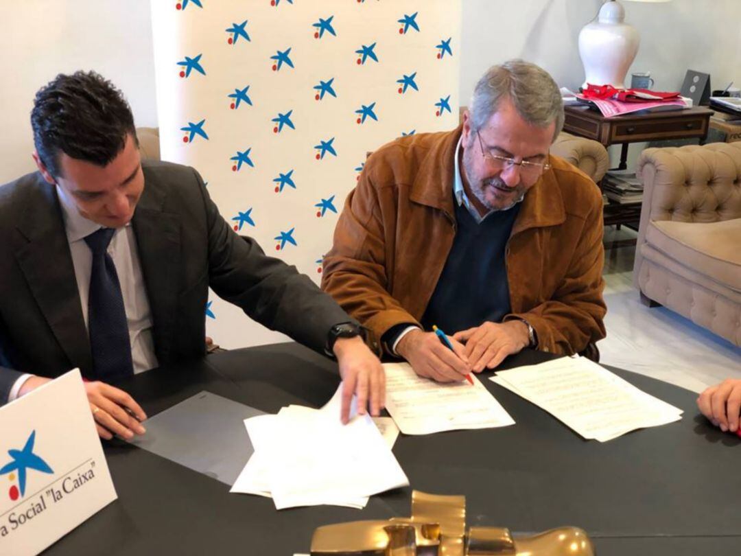 Domouso, a la derecha, en una foto de archivo firmando un convenio con la Obra Social de La Caixa