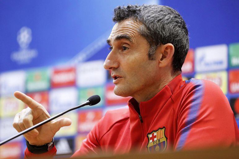 El entrenador del FC Barcelona Ernesto Valverde ofrece una rueda de prensa en el estadio Olímpico de Roma.