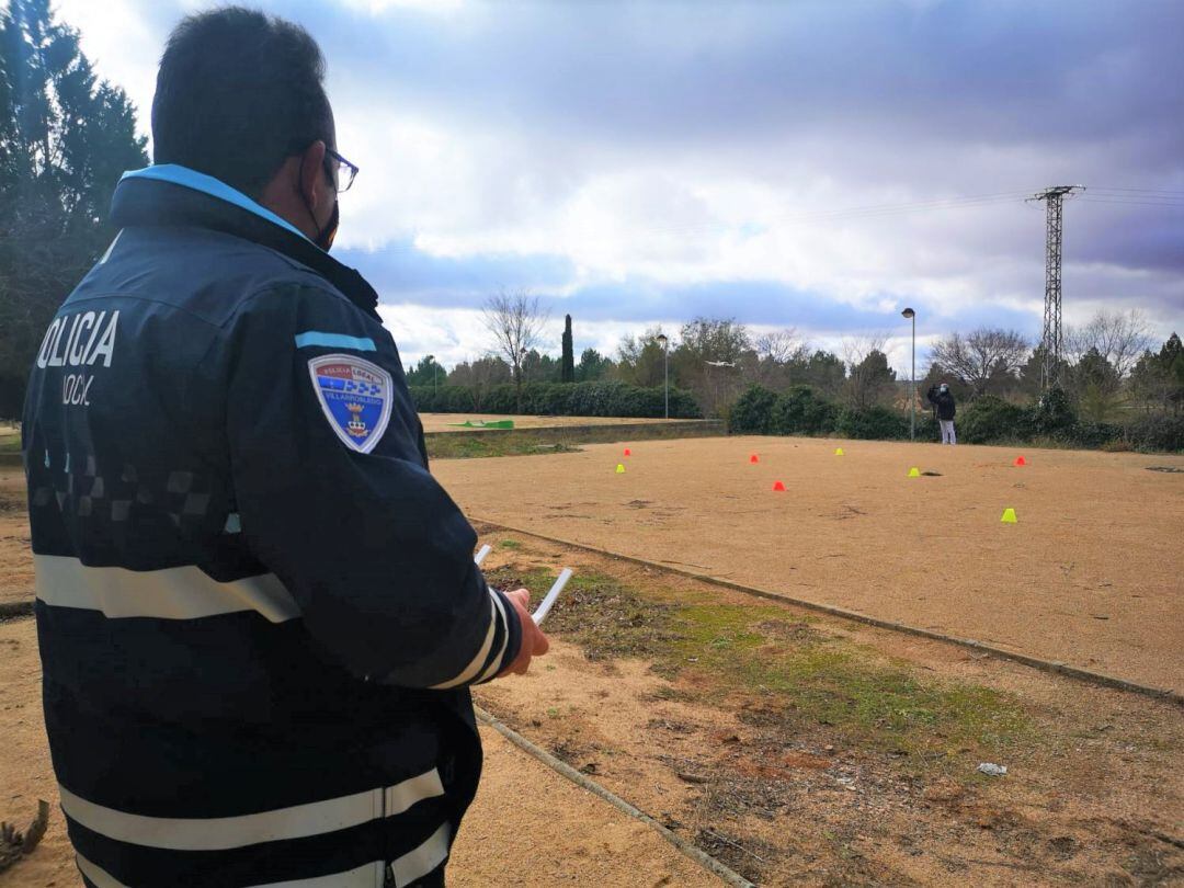 Formación de un policía en el manejo del dron