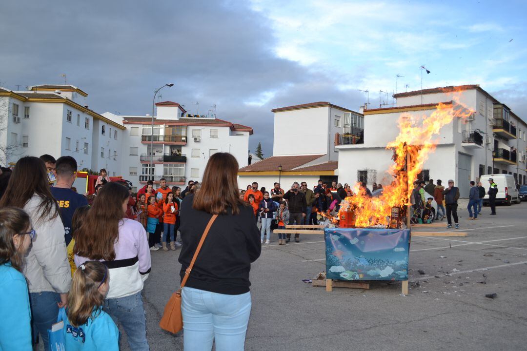 Ronda ha despedido el carnaval con la Quema del Muñeco en la barriada de la Dehesa