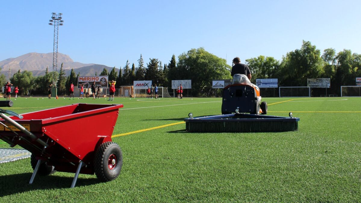 Mantenimiento del césped artificial de los campos de fútbol municipales