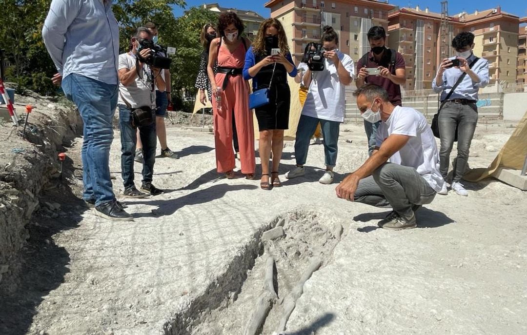 El arquitecto Vicente Barba señala uno de los enterramientos encontrados en las últimas dos semanas.