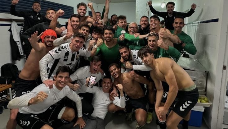 La plantilla celebra el triunfo