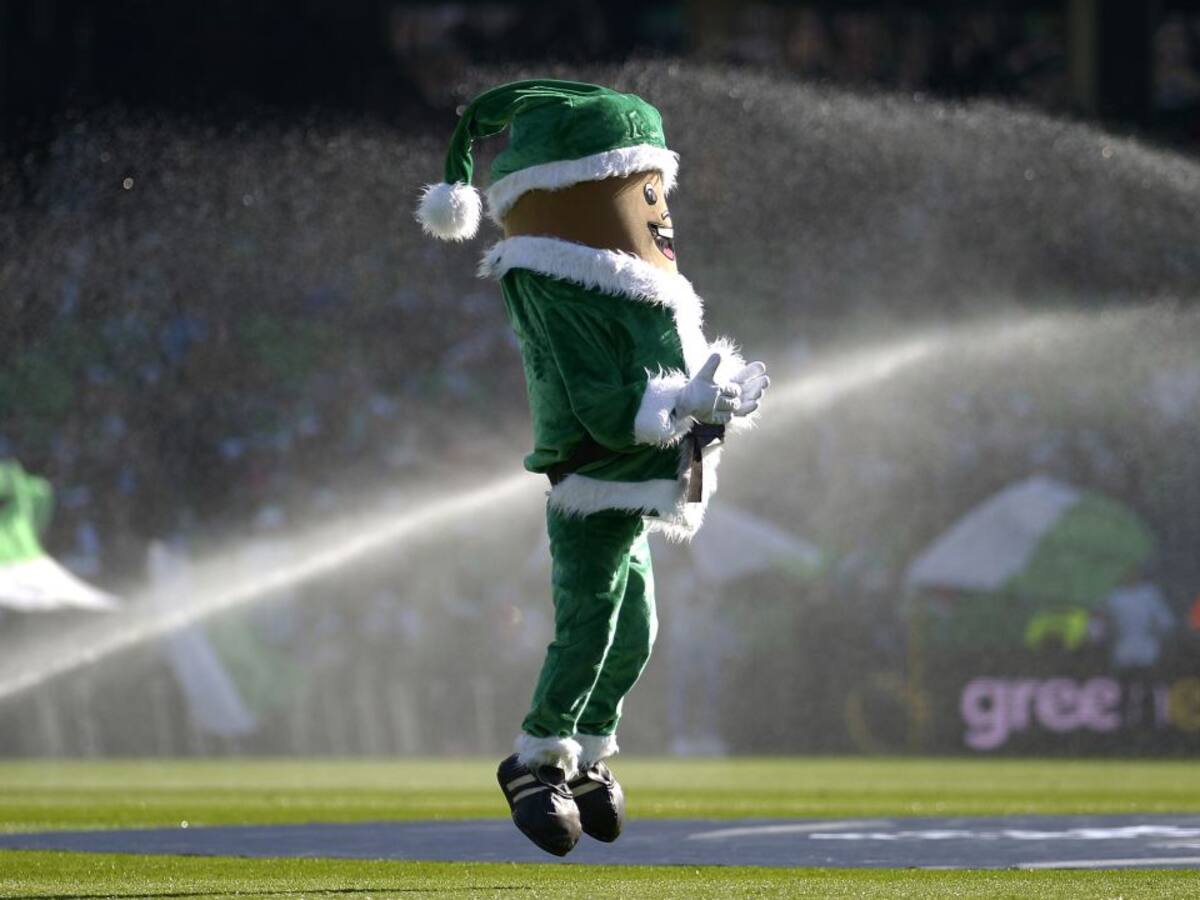 La solidaria iniciativa que inundó el Benito Villamarín de peluches