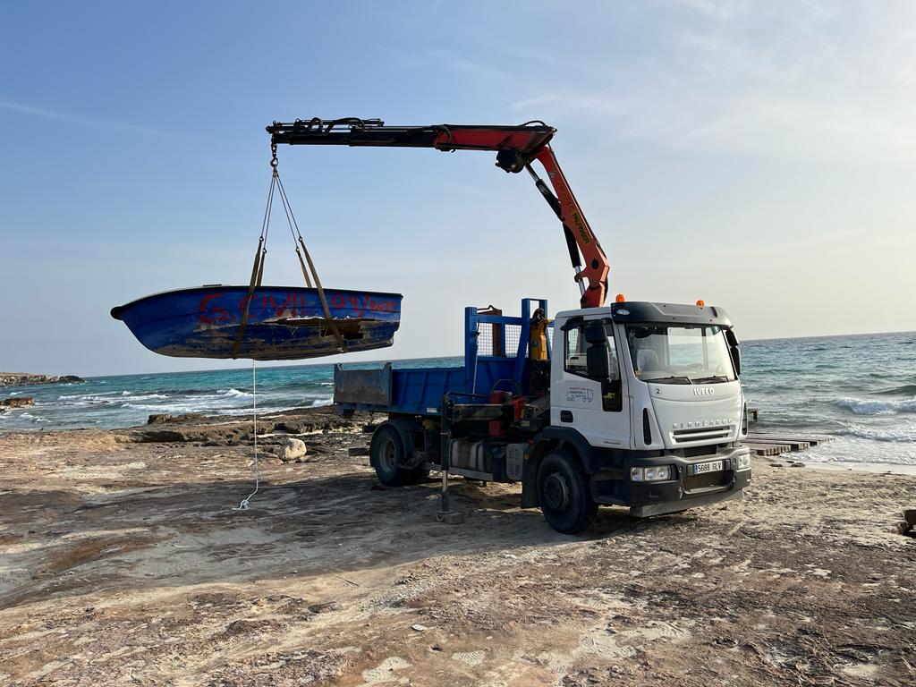 Imagen de archivo de una patera retirada por el Consell en Formentera