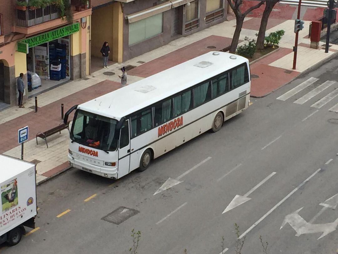 Un autobús de jornaleros en la avenida Fuerzas Armadas.