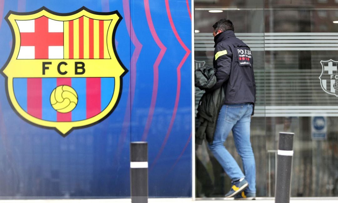 Un agente, a la entrada de las oficinas del FC Barcelona.