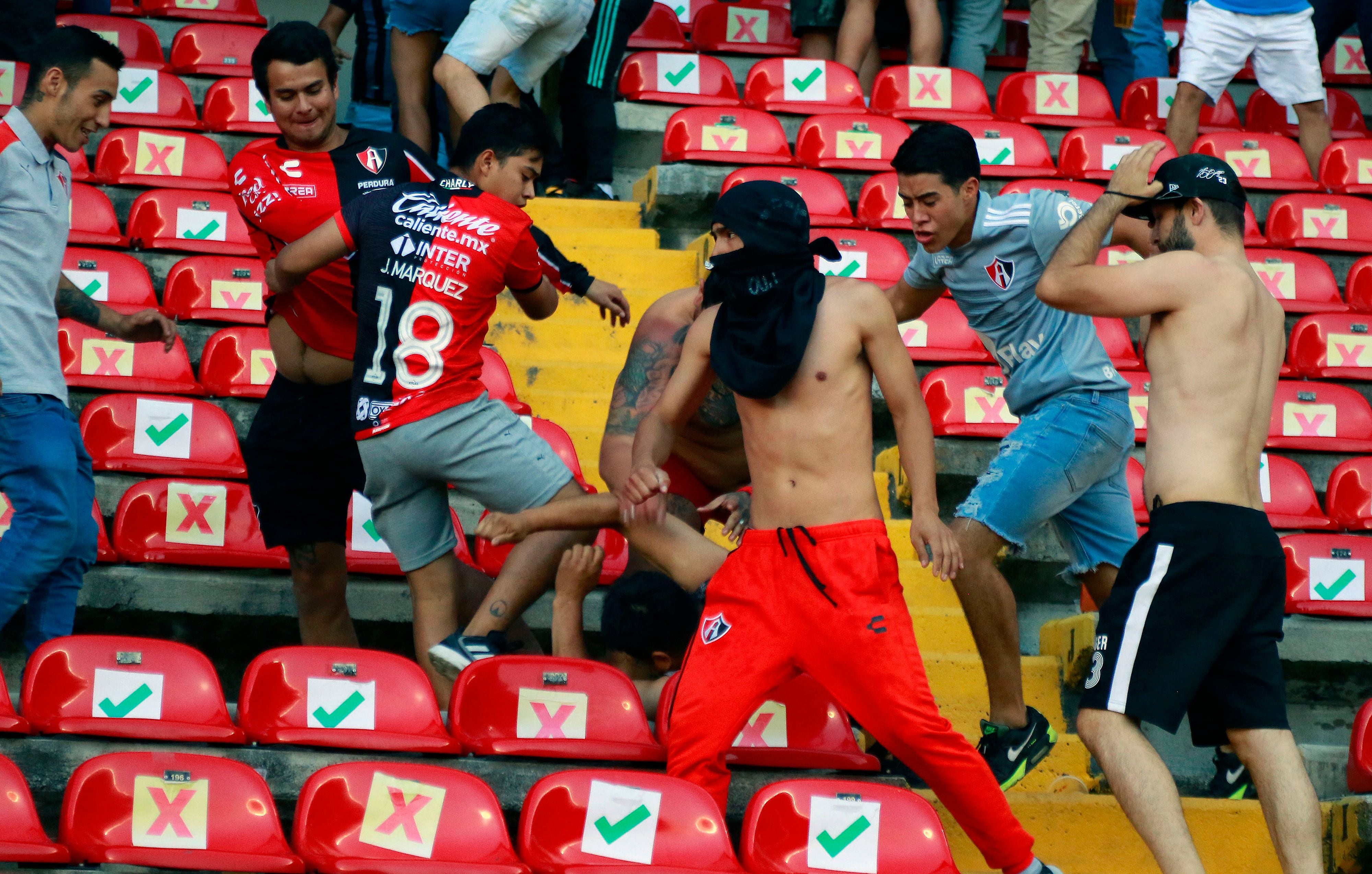 Aficionados de Querétaro y Atlas, en la batalla campal