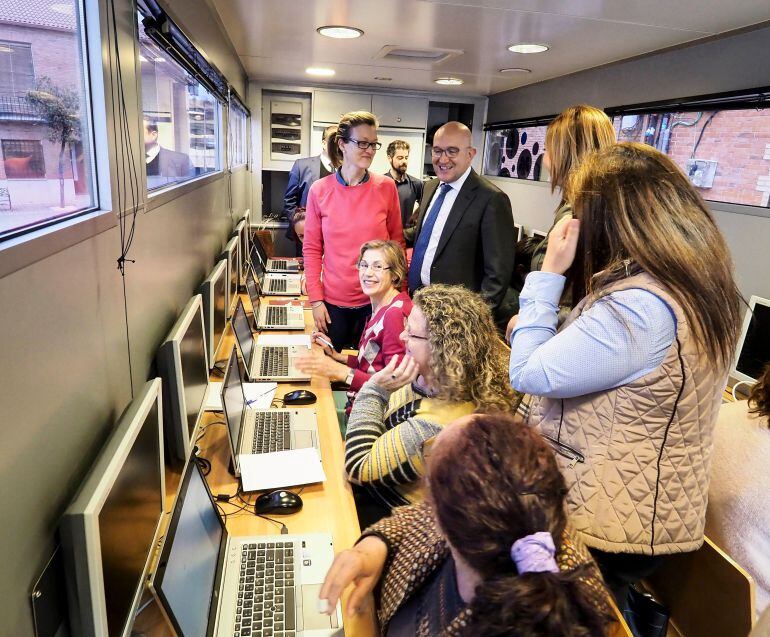 Interior del autobús durante su primera ruta junto al presidente de la Diputación