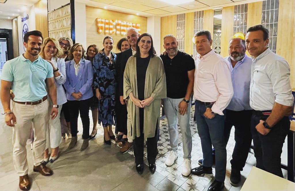 La concejala de Comercio, María Orozco (centro), junto a miembros de la asociación Müy Jaén y miembros de su equipo.