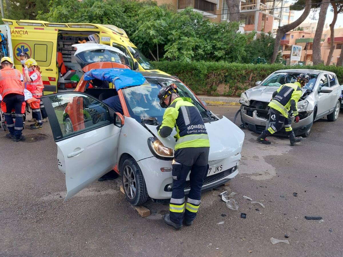 Los bomberos excarcelan a una mujer francesa atrapada en su coche tras un accidente de tráfico
