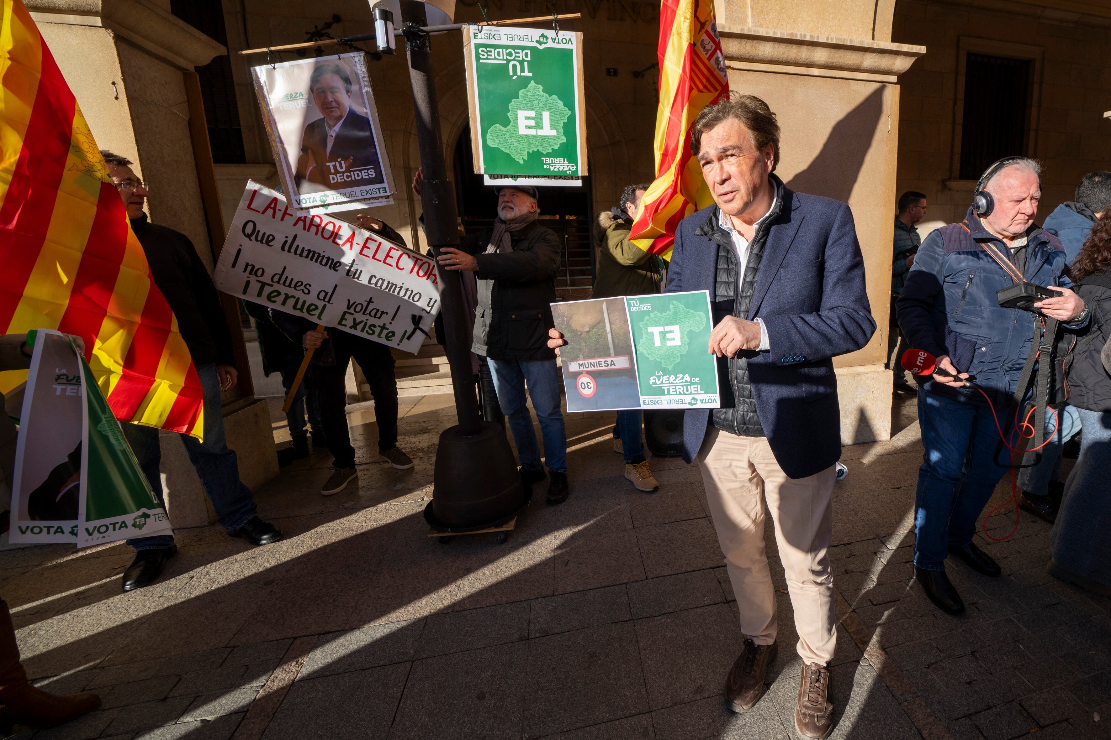 TERUEL, 23/01/2026.- Tradicional pegada de carteles electorales de los partidos políticos, este viernes en la plaza San Juan de Teruel. En la imagen, Tomas Guitarte, candidato ala presidencia del gobierno de Aragón por Teruel Existe. EFE/Antonio García