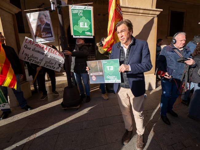 TERUEL, 23/01/2026.- Tradicional pegada de carteles electorales de los partidos políticos, este viernes en la plaza San Juan de Teruel. En la imagen, Tomas Guitarte, candidato ala presidencia del gobierno de Aragón por Teruel Existe. EFE/Antonio García