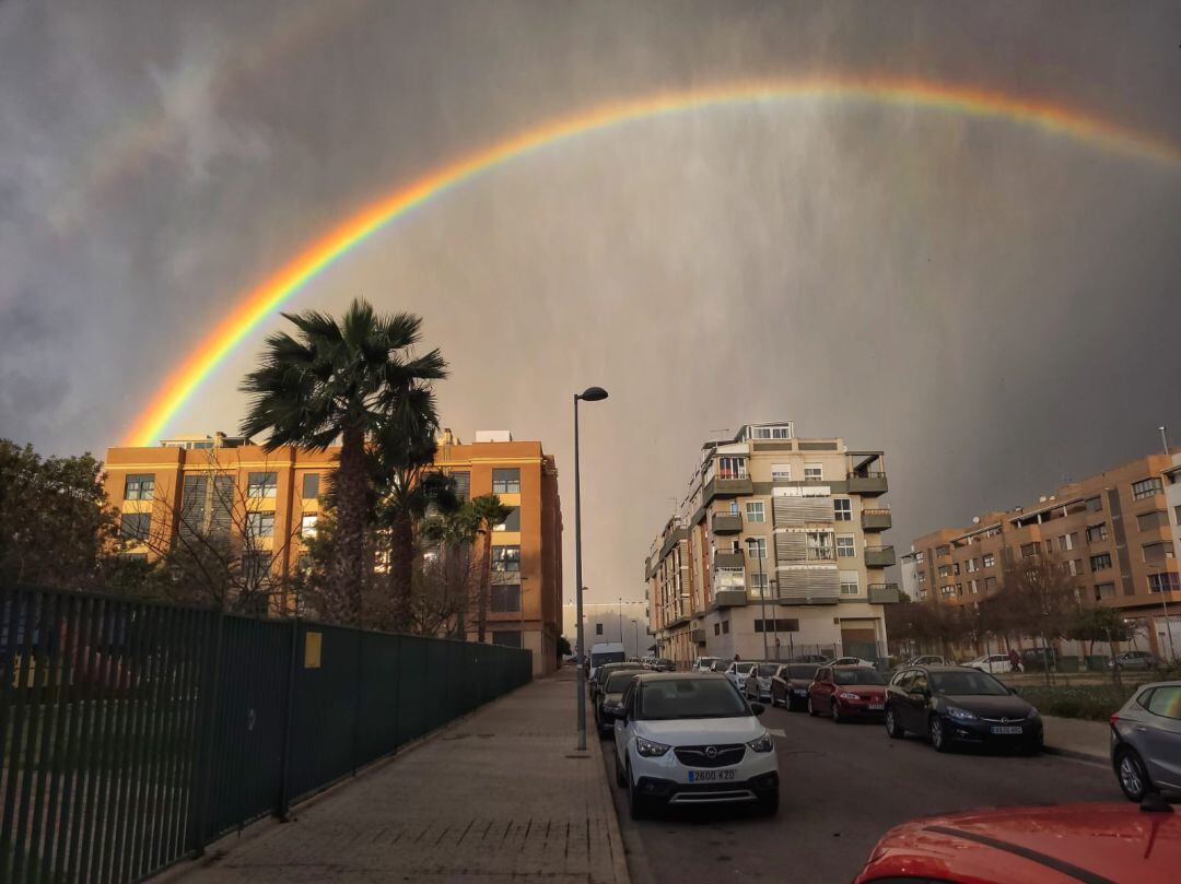 Imagen del arcoiris que ha salido en la mañana de este viernes en la localidad valenciana de Meliana