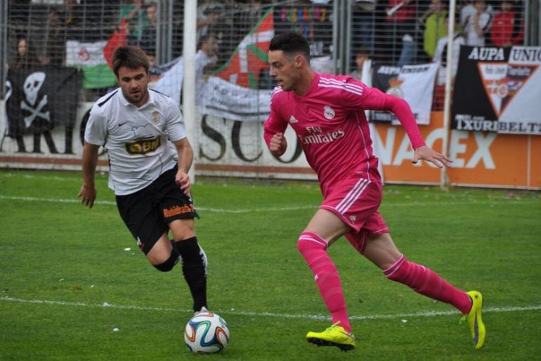 Jorge Galán presiona a Burgui, jugador del Real Madrid Castilla